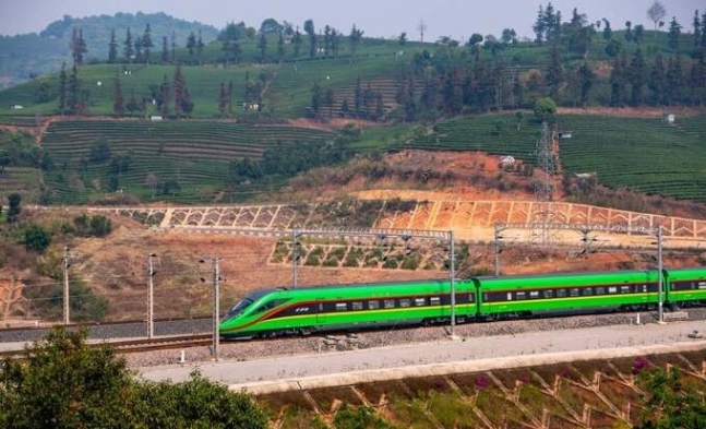 두리안 등 동남아산 농산물의 중국 수출 용도로도 활용되고 있는 중국·라오스 국경 고속열차가 철로를 달리고 있다. 비안티안=신화통신·연합뉴스