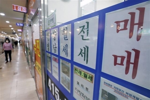 서울의 한 아파트단지 상가 공인중개사에 아파트 매매 및 전세 매물 시세가 게시돼 있다. 뉴스1