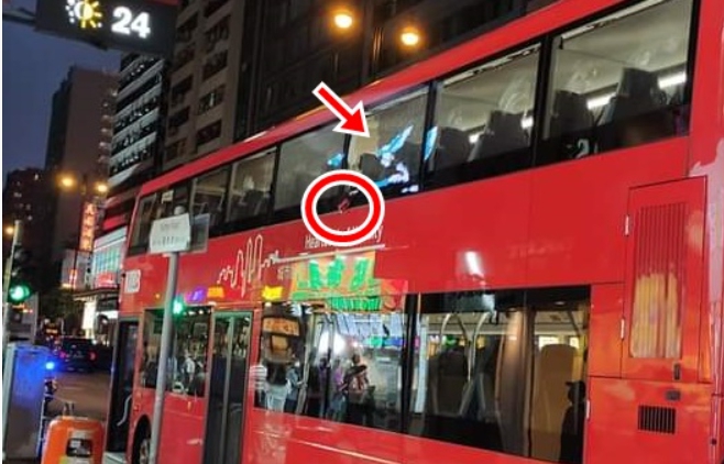 홍콩을 대표하는 2층 버스 여성 승객들을 대상으로 불쾌한 행위를 일삼았던 남성이 경찰 수사 끝에 붙잡혀 구금됐다. 출처_트위터