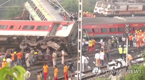 2일 인도 동부서 발생한 열차 충돌 관련 사고 현장 [로이터 연합뉴스 자료사진. 재판매 및 DB 금지]