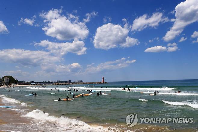 초여름 날씨…붐비는 서핑 해변 [연합뉴스 자료사진]