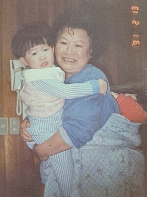 1991년 부산 영도구 동삼동 부모님 댁에서 어머니가 큰손자를 안고 작은 손자를 업고 있는 모습. 하성환 제공