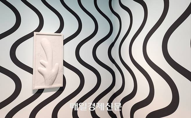 글래드스톤 서울 전시장에 클라우디아 콤테의 ‘Underwater Wildfire’(2023)벽화를 그리고 대리석 부조 ‘With Deaths of Forests, a Loss of Key Climate Protectors’(2023)을 설치한 모습 <이한나 기자>