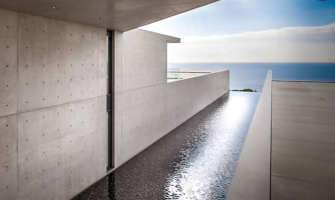 가수 칸예 웨스트가 2021년에 5725만달러에 매입한 캘리포니아주 말리부 해변에 있는 안도 다다오 설계 주택. 안도 팬들은 그의 주택을 도, 선, 등 동양적 사상과 연관 짓는다. [책 '안도 다다오: 빛과 함께 살기' 중 일부]