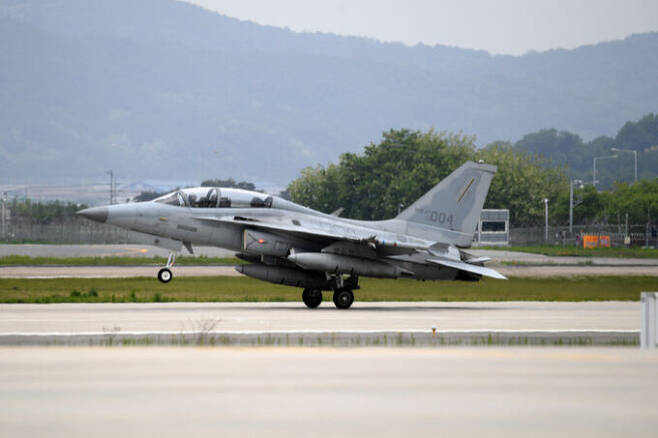 한국 공군 FA-50 경공격기가 훈련을 위해 활주로에서 이륙하고 있다. 공군 제공