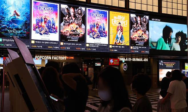 서울의 한 영화관을 찾은 시민들이 상영을 기다리고 있다. 연합뉴스