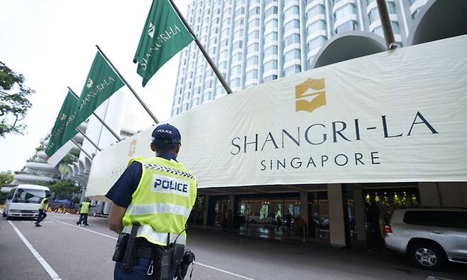 경찰이 3일 연례 아시아안보회의가 개최되는 싱가포르 소재 샹그릴라 호텔 출입구에서 현장을 살피고 있다. 싱가포르=AP연합뉴스