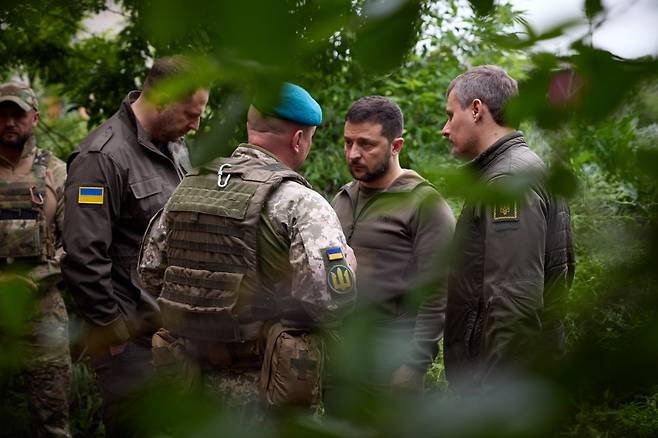 볼로디미르 젤렌스키(오른쪽 두 번째) 우크라이나 대통령이 23일(현지시각) 도네츠크주 전선을 방문해 군 지휘관과 얘기하고 있다. / 사진=우크라이나 대통령실