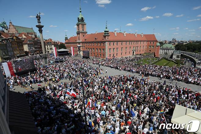 4일(현지시간) 폴란드 수도 바르샤바에서 시민들이 반정부 시위를 벌이고 있다.ⓒ 로이터=뉴스1