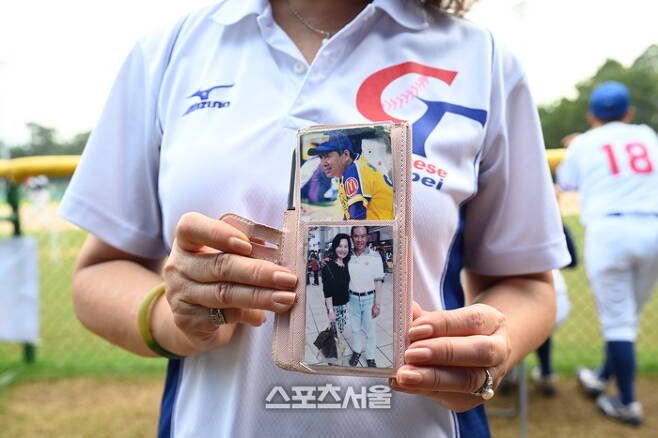 시에롱야오 씨가 자신의 핸드폰 케이스에 고이 간직하고 있는 서생명의 사진. 람틴(홍콩) | 황혜정기자. et16@sportsseoul.com