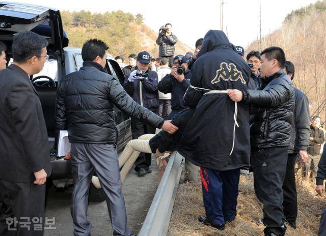 2009년 2월 경기 화성 비봉면 삼화리 야산에서 진행된 경기 서남부 살인사건 피의자 강호순의 박모 여인 암매장 현장검증에서 유가족들과 함께 온 일행이 오열하고 있다. 한국일보 자료사진