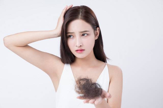 머리카락이 하루 100개 이상 많이 빠지거나 두피 일부분에서만 빠진다면 탈모를 의심해야 한다./사진=클립아트코리아