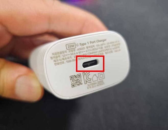 USB 타입-C 단자를 갖춘 USB PD 지원 초고속 충전기(출처=IT동아)