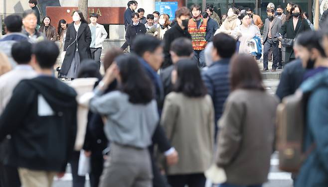 3월7일 서울 도심에서 점심시간 직장인들이 식사를 위해 이동하고 있다. 연합뉴스