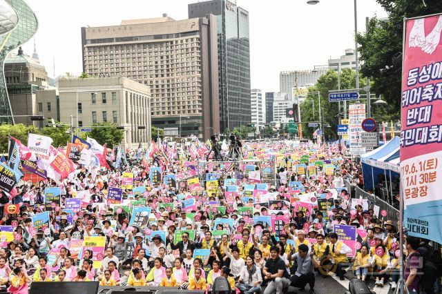 개신교 단체가 연합해 퀴어행사가 열린 서울광장 인근에서 온가족이 참여가능한 행사를 열고 있다. 국민일보DB