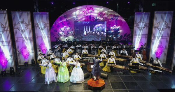 충북 영동군 군립국악관현악단인 난계국악단이 공연하고 있다. 영동군 제공