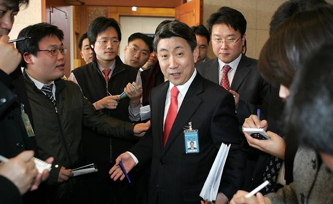 ▲ 2008년 2월27일, 이동관 청와대 대변인이 청와대 춘추관에서 브리핑을 한 후 나오자 수많은 취재진이 따라붙어 추가 질문을 하고 있다. ⓒ 연합뉴스