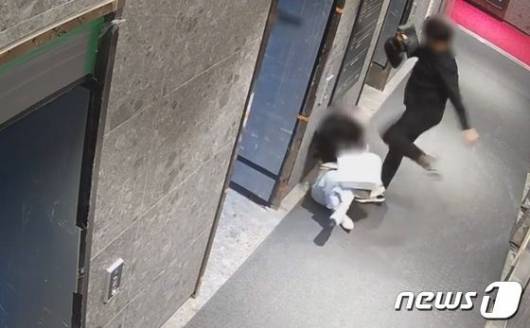 지난해 5월 부산 서면의 한 오피스텔 1층 복도에서 발생한 '부산 돌려차기' 사건 당시 가해자 A씨가 쓰러진 피해자를 발로 차고 있는 모습. /사진=뉴스1