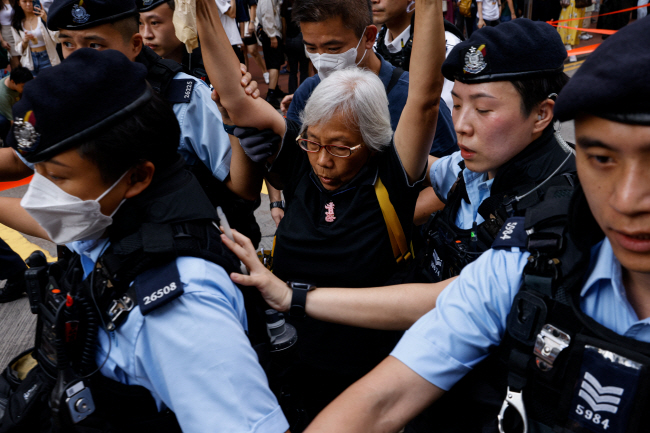 톈안먼 사태 34주기를 맞은 4일 홍콩에서 경찰들이 촛불집회에 나선 추모자들을 체포했다.  AFP 로이터 연합뉴스
