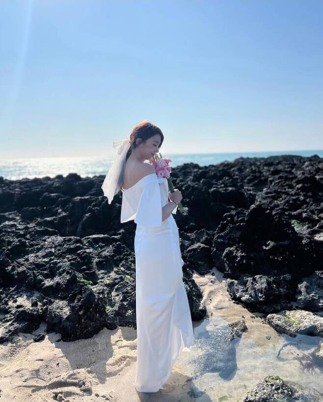  ⁇  Actress Yoo In-young has released a photo of herself wearing a wedding dress.Yoo In-young posted a bridal emoticon with a veil on his social media on May 5. The photo shows Yoo In-young posing in the background of Jeju Island.Yoo In-young, wearing a white dress with a flower on her head, boasted a pure charm. The netizens who saw it, Are you getting married, Are you taking a wedding photo, Marriage? And so on.Yoo In-young recently starred in Teabing Original Drunk City Girls 2.