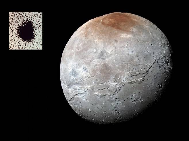 명왕성 탐사선 뉴호라이즌스가 촬영한 명왕성의 달 카론의 모습. 좌측 상단 이미지는 뉴호라이즌스가 명왕성을 방문하기 이전에 찍은 사진. NASA