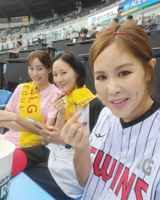 지난 30일 서울 잠실야구장에서 열린 KBO 리그 롯데와 LG의 경기를 관전하고 있는 가수 채리나(오른쪽부터), 모델 출신 배우 이영진. 사진 채리나 SNS