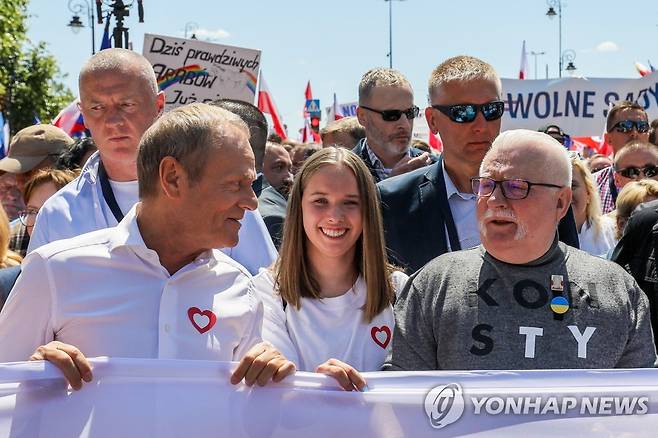 폴란드 반정부 시위 참석한 투스크 전 총리와 바웬사 전 대통령 (EPA=연합뉴스) 4일(현지시간) 폴란드 바르샤바에서 개최된 반정부 시위에 야당인 시민강령당 대표인 도날트 투스크 전 총리(왼쪽)과 레흐 바웬사 전 대통령이 참가했다. 2023.6.4 photo@yna.co.kr