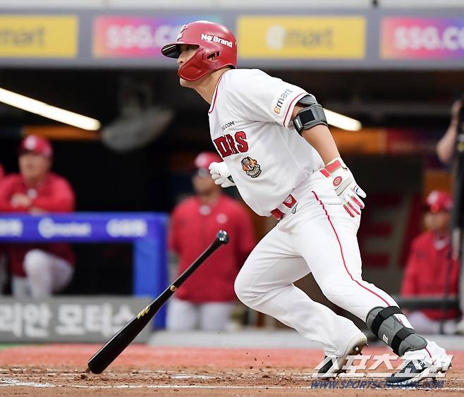 30일 인천 SSG랜더스필드에서 열린 삼성과 SSG 경기. 4회말 무사 하재훈이 안타를 치고 있다. 인천=정재근 기자 cjg@sportschosun.com/2023.5.30/