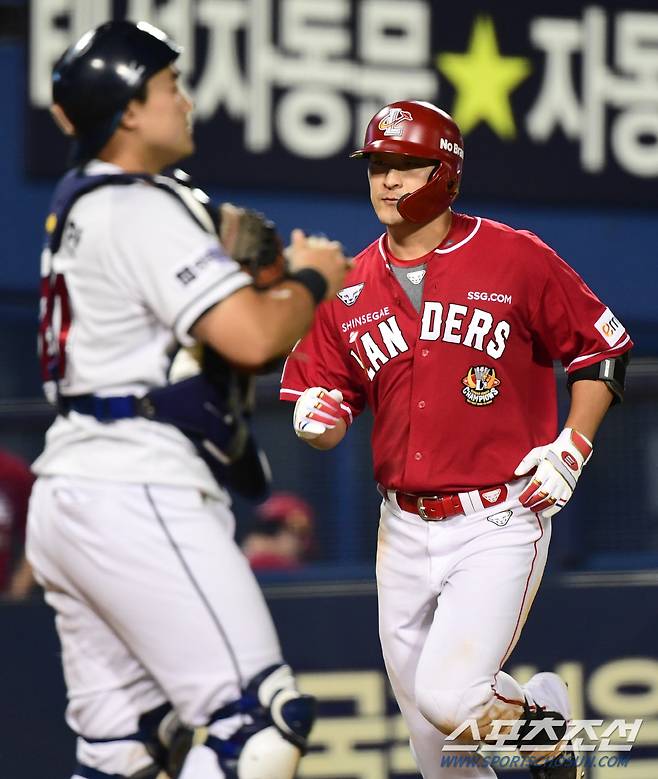 2023 KBO리그 두산베어스와 SSG랜더스의 경기가 26일 잠실야구장에서 열렸다. SSG 하재훈이 9회초 2사 1,2루에서 좌월 3점홈런을 치고 홈인하고 있다. 잠실=최문영 기자deer@sportschosun.com /2023.05.26/