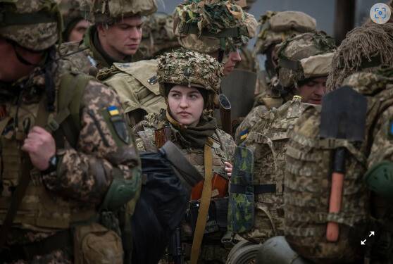 지난 5월 우크라이나 국가비상계획청이 나치 문양인 조넨라트를 가슴에 단 병사의 사진을 올렸다가 삭제했다. <뉴욕타임스> 누리집 갈무리