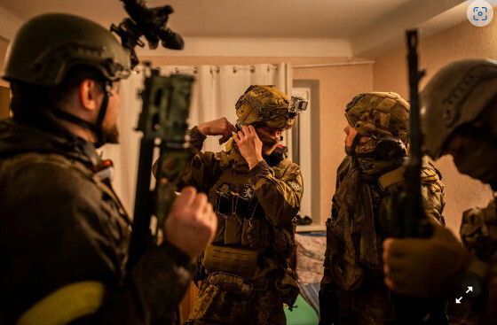 우크라이나군의 러시아 자원병이 가슴에 나치의 갈리지엔 문양 등을 달고 있다. <뉴욕타임스> 갈무리