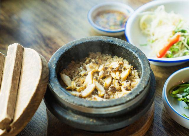 제주 애월읍 '은혜전복'의 전복돌솥밥. 한국관광공사 제공