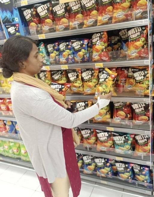 인도의 한 마트에서 고객이 꼬북칩(터틀칩)을 고르고 있다. 오리온은 향신료를 즐기는 인도 식문화를 반영해 멕시칸 라임맛, 사워크림·어니언맛 등 5종을 출시해 소비자 선택의 폭을 넓혔다. 사진 오리온