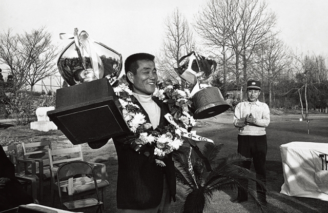 대회 최다승과 최다 연승, 최다 출전 기록 보유자인 한장상 현 KPGA고문이 1962년 대회 우승 당시 트로피를 들고 기뻐하고 있다.  KPGA