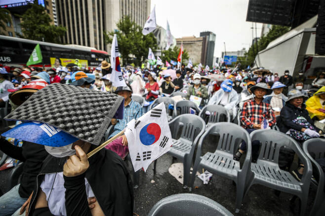 현충일인 6일 서울 종로구 세종대로에서 자유통일당 회원들이 주사파 척결을 외치며 집회를 열었다. /사진=뉴시스