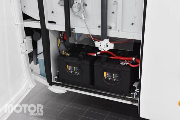 현대 유니버스 퓨얼 셀의 일반 차량용 배터리 사진 모터매거진 윤성 기자