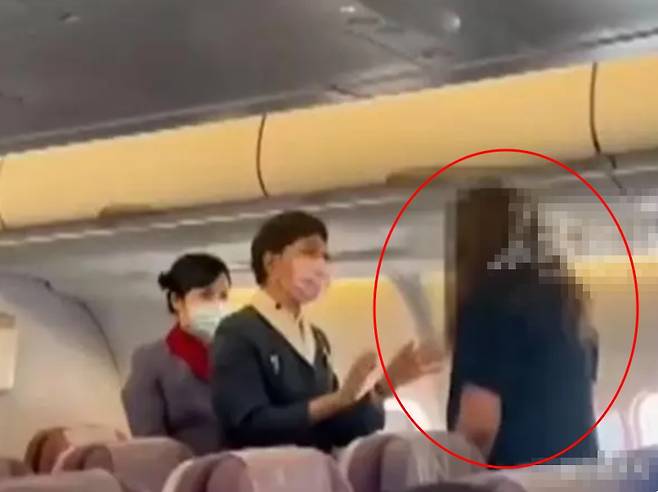 일본 후쿠오카에서 대만 타오위안 공항으로 향할 예정이던 기내에서 한 일본인 여성 승객이 승무원이 일본어를 구사하지 못한다며 폭언을 한 사건이 발생했다. 출처 웨이보