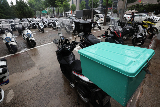 지난달 27일 서울 한 배달업체 주차장에 오토바이들이 서 있다. 연합뉴스