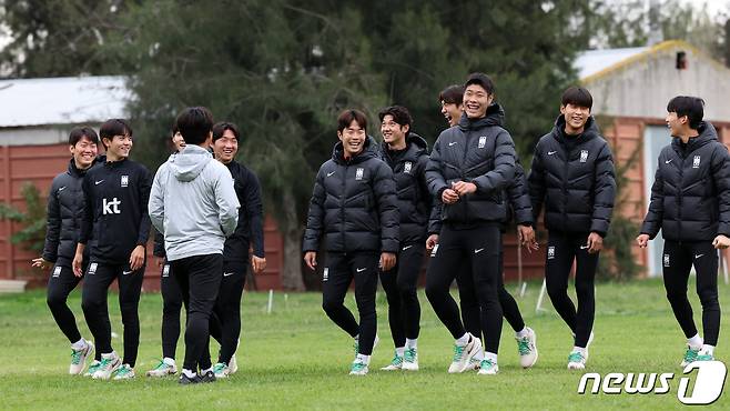 김은중 감독이 이끄는 한국 20세 이하(U-20) 월드컵 축구대표팀이 7일(현지시간) 아르헨티나 라 플라타 하워드 존슨 호텔 인근 훈련장에서 회복훈련을 하기 전 걸으며 몸을 풀고 있다. 2023.6.7/뉴스1 ⓒ News1 이승배 기자