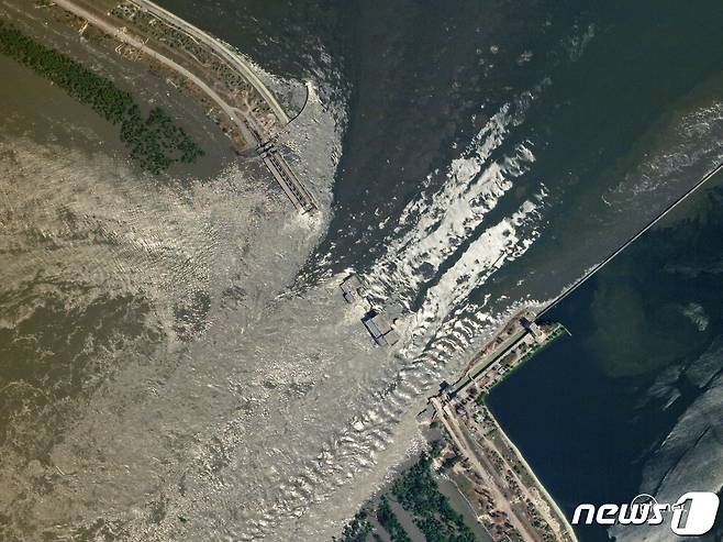 6일(현지시간) 러시아의 폭격으로 파손된 것으로 알려진 카호프카댐 위성 사진. ⓒ 로이터=뉴스1 ⓒ News1 박형기 기자