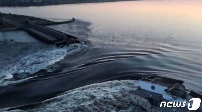 댐폭파 이후 물이 쏟아지고 있는 모습. 2023.6.7 ⓒ AFP=뉴스1 ⓒ News1 우동명 기자