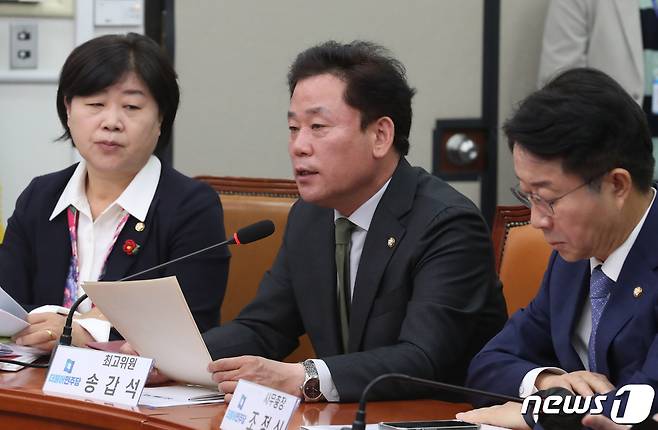 송갑석 더불어민주당 최고위원이 지난달 15일 오전 서울 여의도 국회에서 열린 최고위원회의에서 발언을 하고 있다. ⓒ News1 송원영 기자