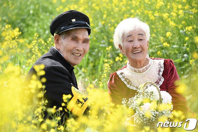 (해남=뉴스1) 김태성 기자 = 전남 해남군은 8일부터 16일까지 해남문화예술회관 1층 전시실에서 따뜻하고 행복한 꽃노년 기억을 위한 '청춘 어게인'사진 전시회를 개최한다.(해남군 제공)/뉴스1 ⓒ News1