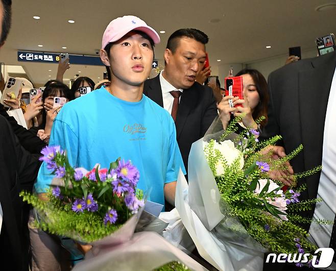 스페인 프리메라리가 마요르카의 미드필더 이강인이 7일 대표팀 합류를 위해 인천국제공항을 통해 입국하고 있다. 올 시즌 6골과 도움 6개를 기록하며 화려하게 시즌을 마무리 한 이강인은 위르겐 클린스만 한국 축구대표팀 감독이 발표한 국가대표 명단에 올라 6월 중 두 차례 예정된 A매치(16일 페루·20일 엘살바도르)를 치를 예정이다. 2023.6.7/뉴스1 ⓒ News1 김진환 기자