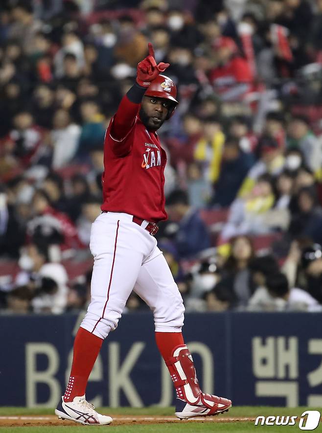 26일 오후 서울 송파구 잠실야구장에서 열린 2023 신한 SOL KBO리그 SSG 랜더스와 LG 트윈스의 경기, SSG 에레디아가 5회초 무사 만루에서 2타점 동점 적시타를 친 뒤 환호하고 있다. 2023.4.26/뉴스1 ⓒ News1 김진환 기자