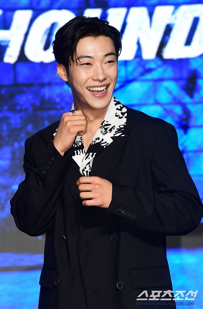 배우 우도환이 7일 호텔나루서울엠갤러리에서 열린 넥플릭스 드라마 '사냥개들' 제작보고회에서 포즈를 취하고 있다.
'사냥개들'은 사람 목숨보다 돈이 먼저인 사채업 세계에 휘말린 두 청년이 거대한 악의 세력과 대결을 펼치는 이야기다. 마포=최문영 기자deer@sportschosun.com /2023.06.07/