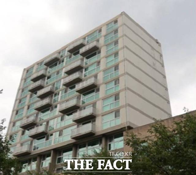 서울시는 공동주택 발코니의 활용도를 높이고 다양한 옥외 주거공간을 활성화하기 위해 '서울특별시 건축물 심의기준'을 개정했다고 7일 밝혔다. '돌출개방형 발코니' 모습. /서울시 제공