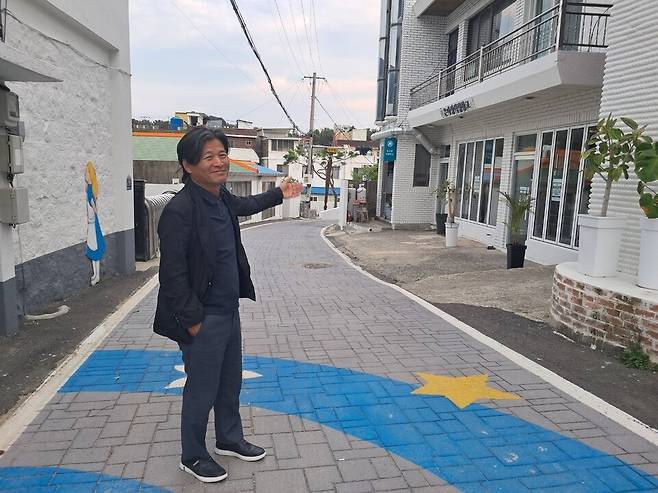 이종수 남해상주 동고동락협동조합 이사장은 청소년과 어르신이 한 마을에서 서로를 도우며 사는 공동체를 꿈꾼다. 그 뜻에 동의하는 마을 사람들이 점점 많아지고 있다. 김소민 제공