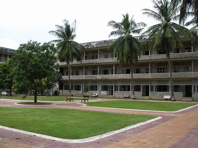 프놈펜 외곽에 있는 투올슬렝 감옥, 일명 S-21은 고등학교 건물을 강제수용소로 개조했다. 이곳에서 많은 무고한 사람이 감금, 고문, 폭행, 처형당했다. 위키미디어 코먼스
