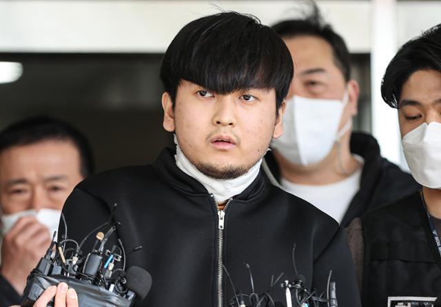 서울 노원구 한 아파트에서 세 모녀를 살해한 혐의를 받는 김태현이 지난 2021년 4월 9일 검찰로 송치되기 위해 서울 도봉경찰서에서 나오고 있다. 연합뉴스
